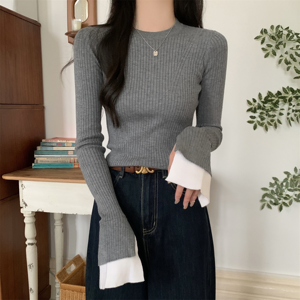 レディース ニット 長袖 フレアスリーブ クルーネック スリム 細身 かわいい 大人可愛い きれいめ シンプル 上品 おしゃれ かっこいい クール エレガント 無地 秋 冬 発表会 授業参観 会議