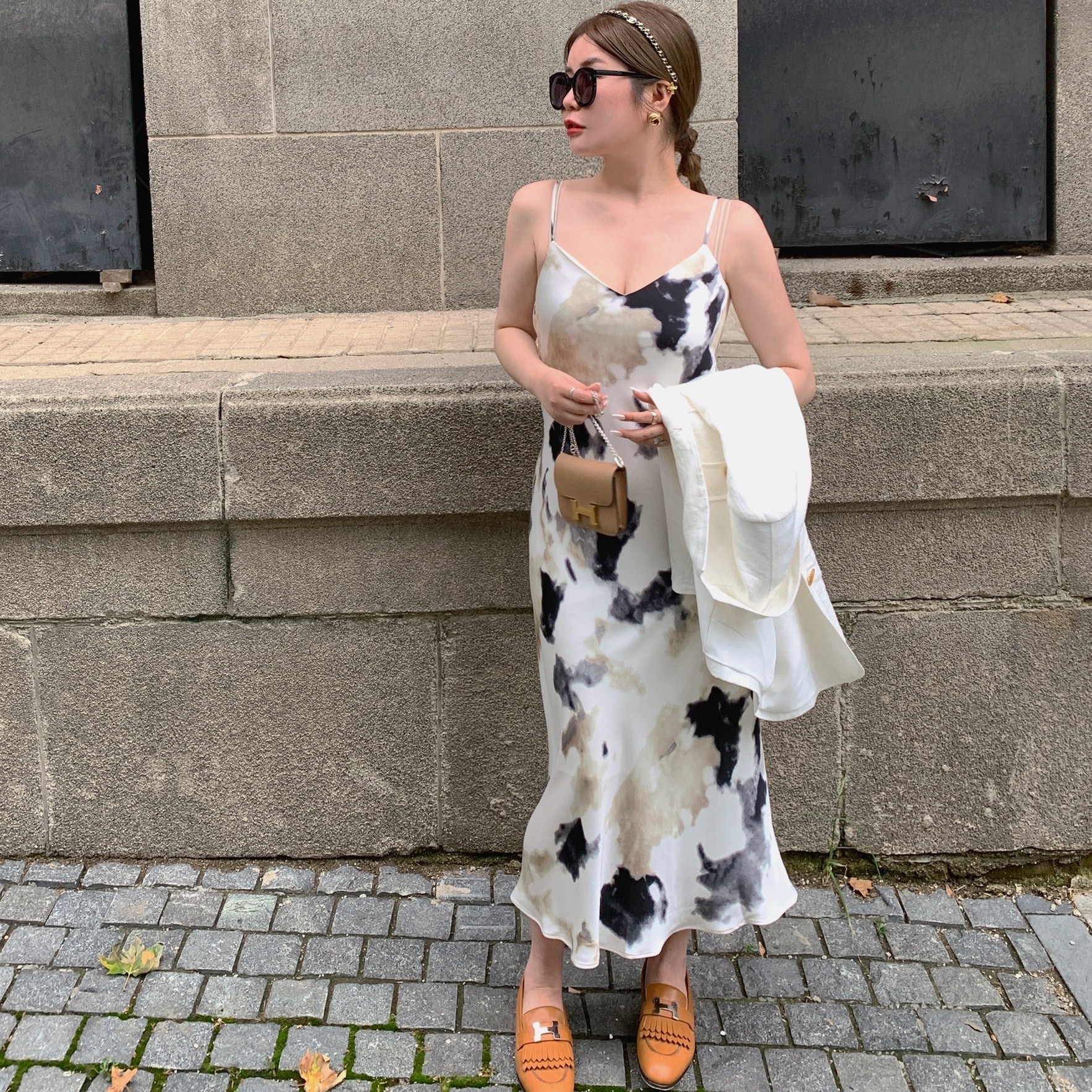 ワンピース キャミソール ミモレ ミモレ丈 ロング ロング丈 袖なし ノースリーブ Vネック バックシャン バックコンシャス かわいい 大人可愛い シンプル カジュアル 大人 上品 おしゃれ お洒落