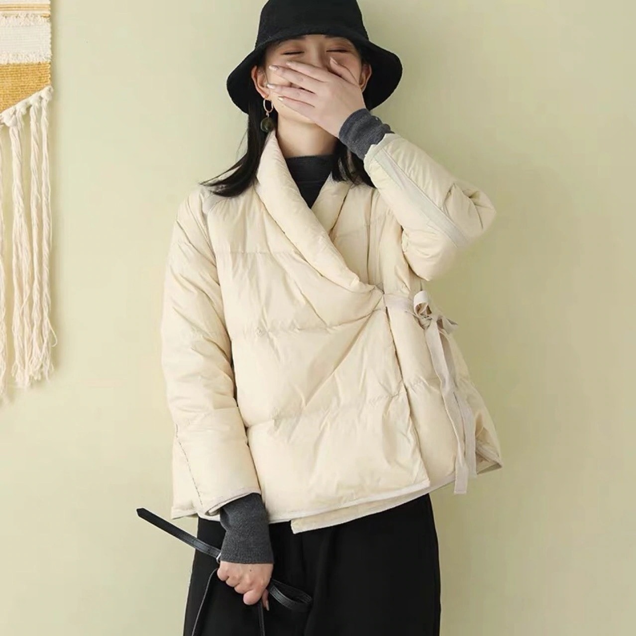 冬アウター レトロな文芸の新しい斜め襟の軽いダウンジャケット女性の冬のショート丈のゆったりとしたコート 個性 イレギュラー コットンジャケット ダウンジャケット