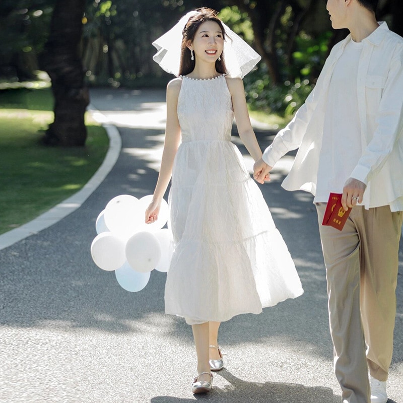 スモールライトウェディングドレスフレンチスーパーフェアリースタイルエンゲージメントドレス女性屋外芝生旅行写真登録ドレス