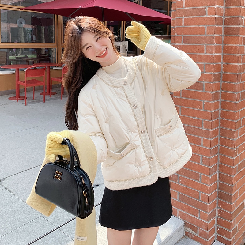 フランスの軽い高級ダウンジャケット2024新しい軽くてエレガントな女性90ホワイトダックダウンジャケット