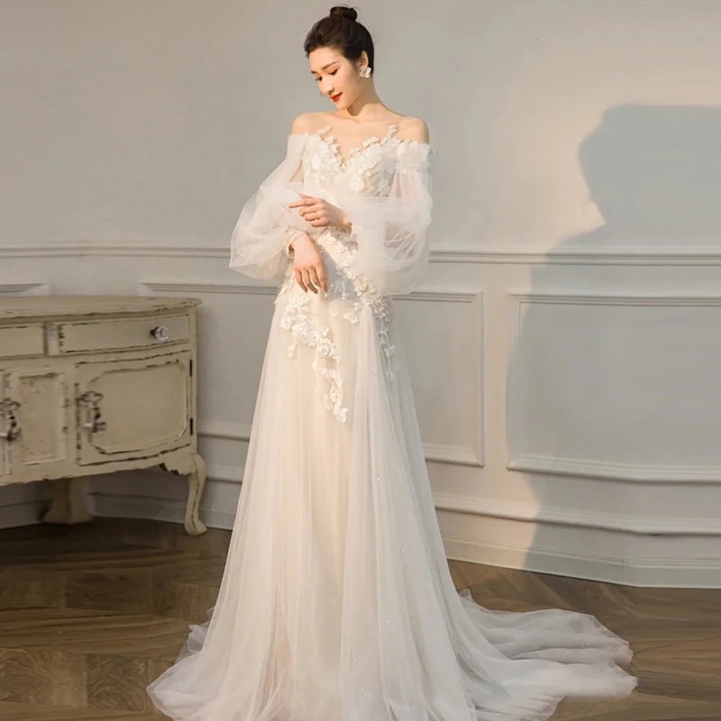 フランス式の軽いウェディングドレスの新型の気質の新婦は結婚します