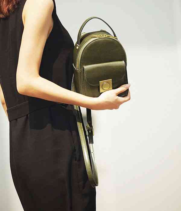 リュック レディース 軽量 ビジネス 大きめ 人気 40 パソコン 大容量 大人 おしゃれ レザー 本革 通勤用 冬 バッグ 春 防水 革 A4 ブランド 3WAY 軽い 代 黒 小さめ 2WAY 秋