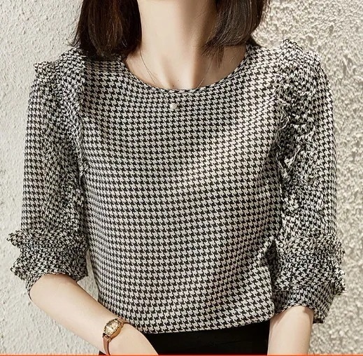 トップス ブラウス プルオーバー 袖あり クルーネック 襟なし デザイン ボタン 美ライン ニュアンス ラッフル フリル レイヤード ニット かわいい 大人可愛い きれいめ シンプル カジュアル 大人