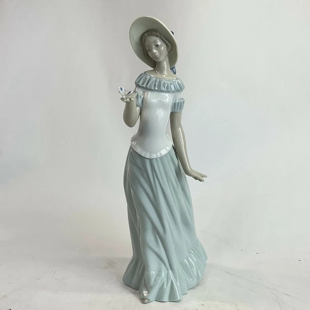 【中古】Nao磁器by Lladro蝶のダンス( Girl Holdingバタフライ) 2001398　彫刻家: J.J.malavia