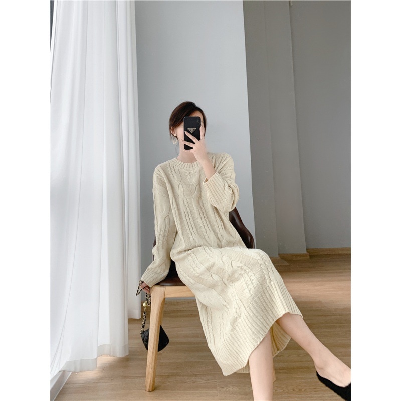 秋冬の新型ロングタイプの麻花デザインニットワンピースのゆったりとした大きいサイズのa字のセーターのス