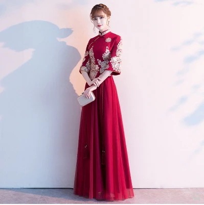 赤いスーツは小柄な人でもスリムで丈が長く秀和スーツはボタン付きのチャイナドレスで夏に着用できます