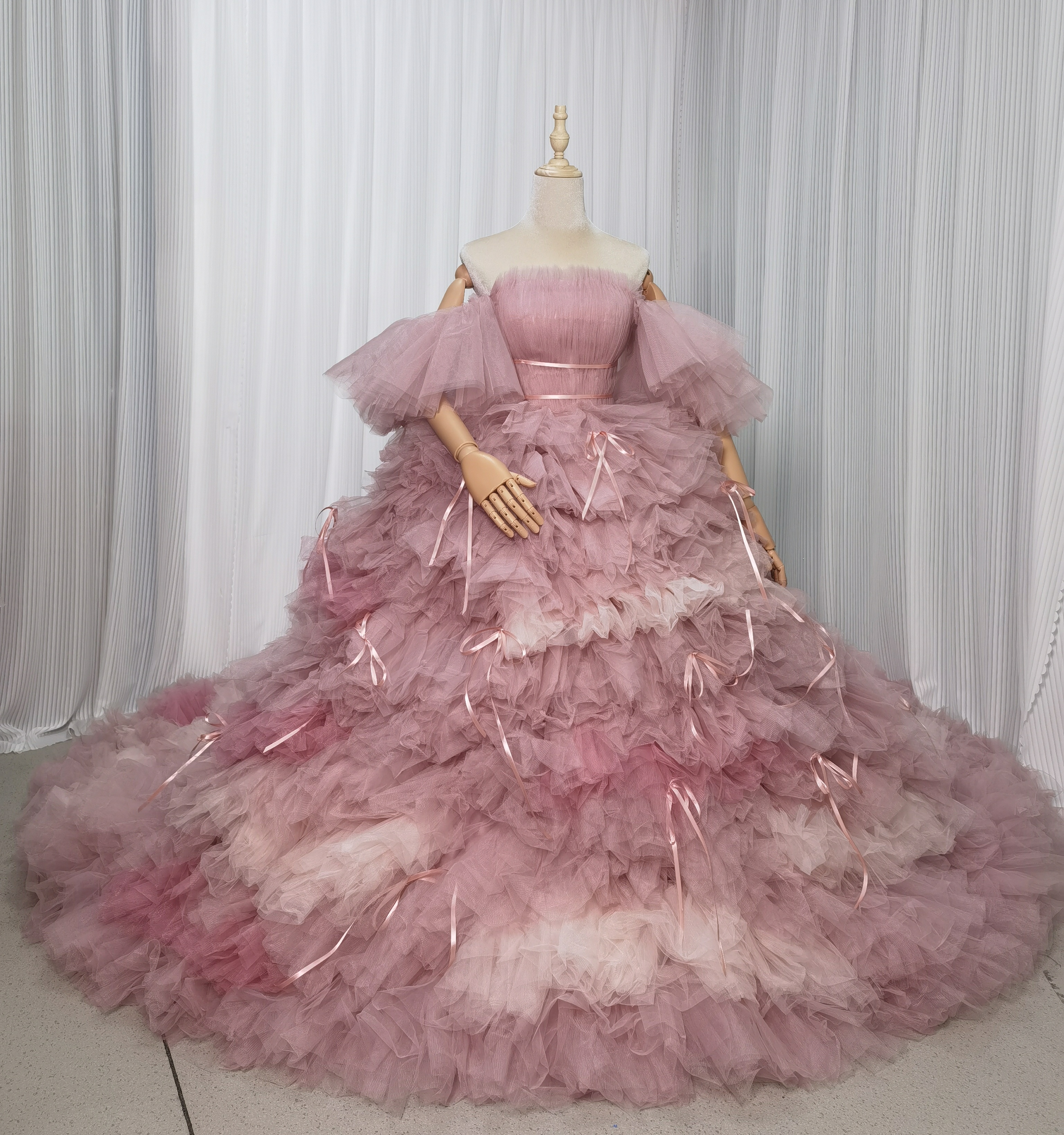 実例写真！ カラードレス ピンク オフショルダー スリット 編み上げ 華やかなトレーン フレアスカート