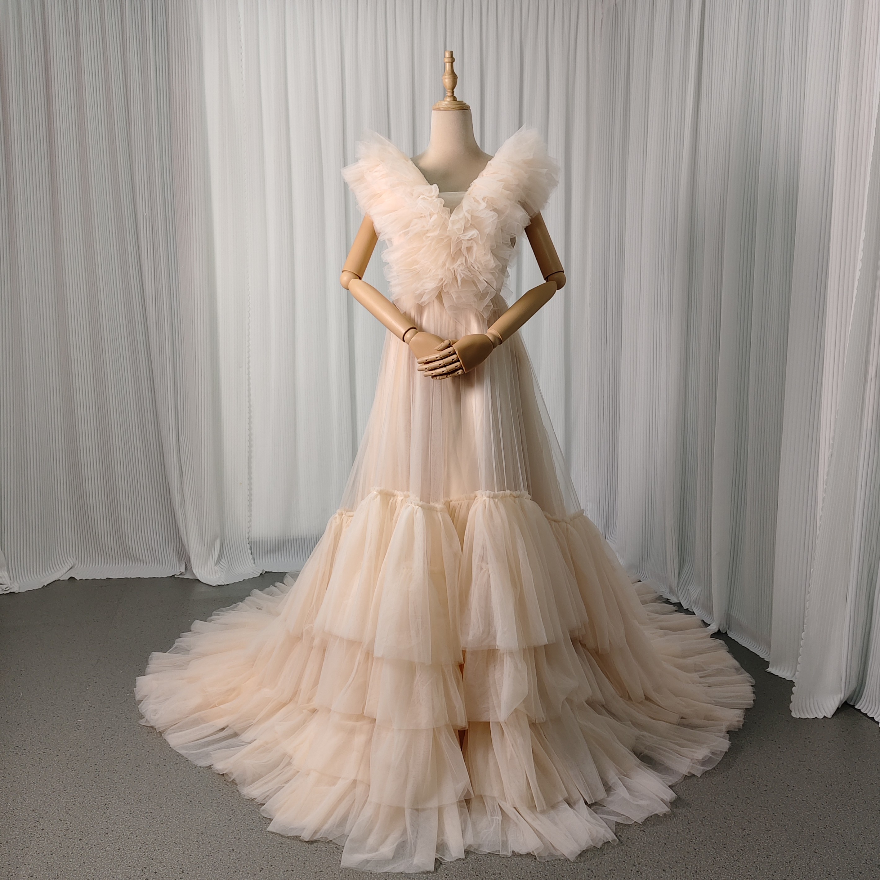 カラードレス 薄シャンパン色 Vネック リボントレーン プリンセスライン 花嫁