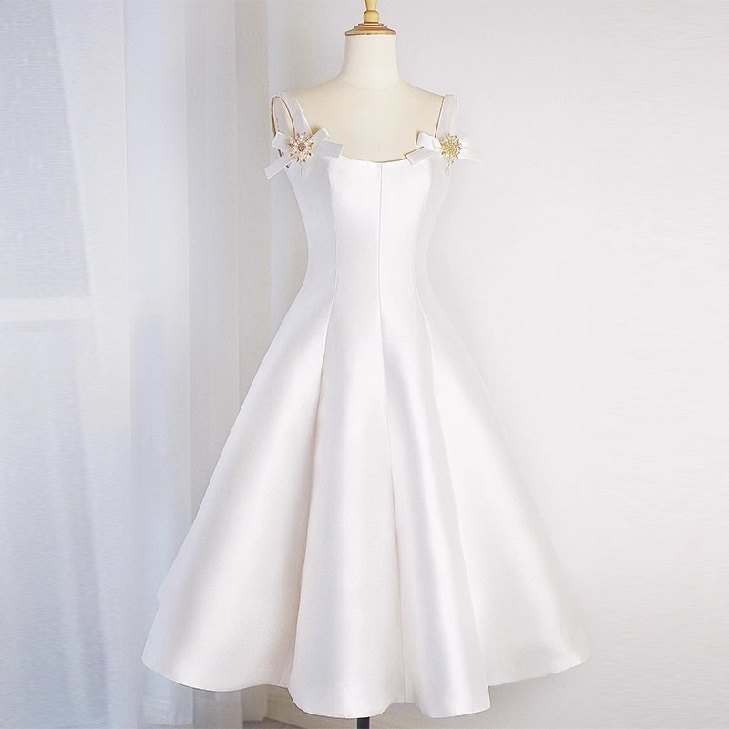 フランス式のヘボン風の軽いウェディングドレスのサテンの名媛の宴会の白いワンピースの軽い豪華なガーターの復古のドレスの女性