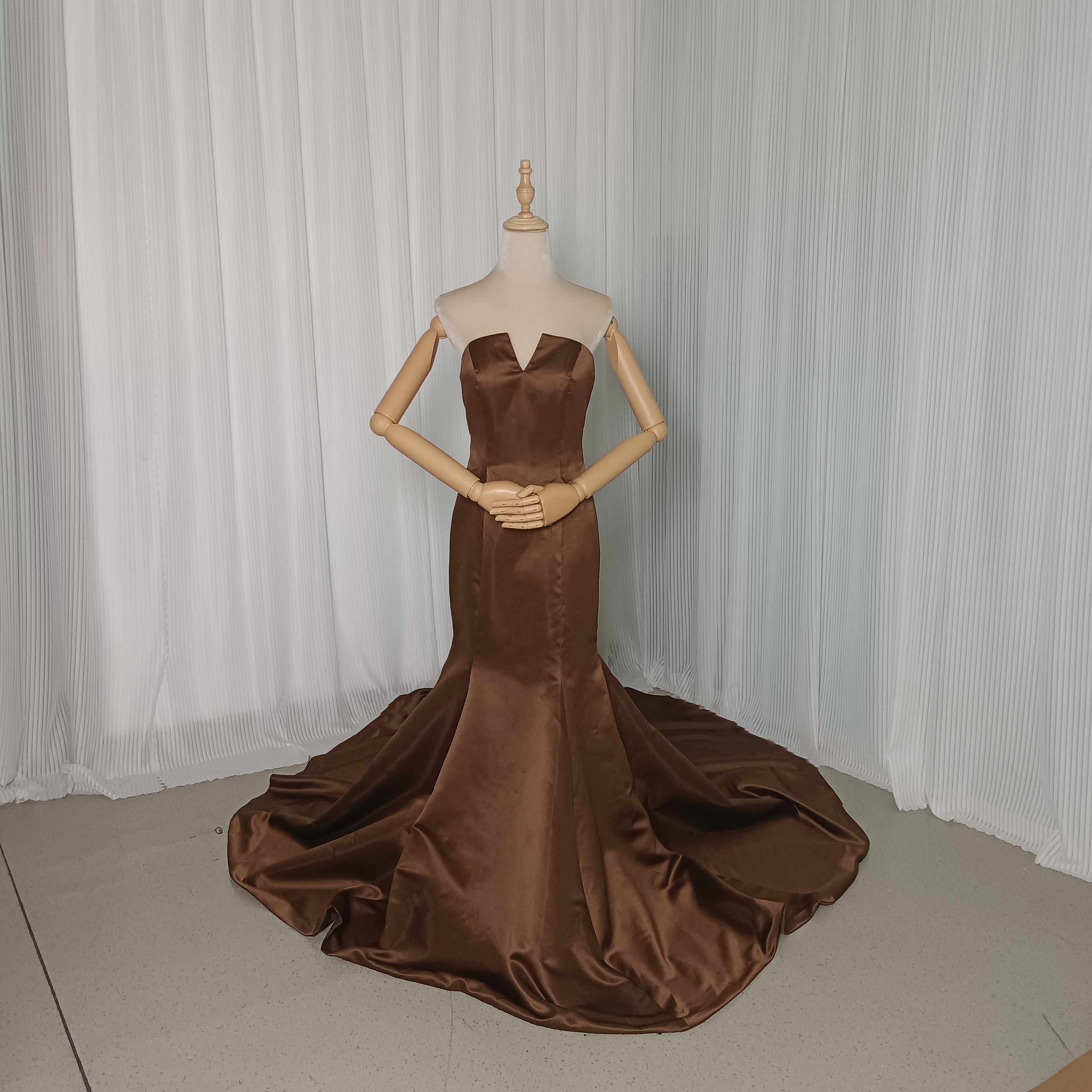 カラードレス ブラウン ベアトップ 光沢サテン 短トレーン ソフトマーメイドライン 花嫁 前撮り スレンダーライン