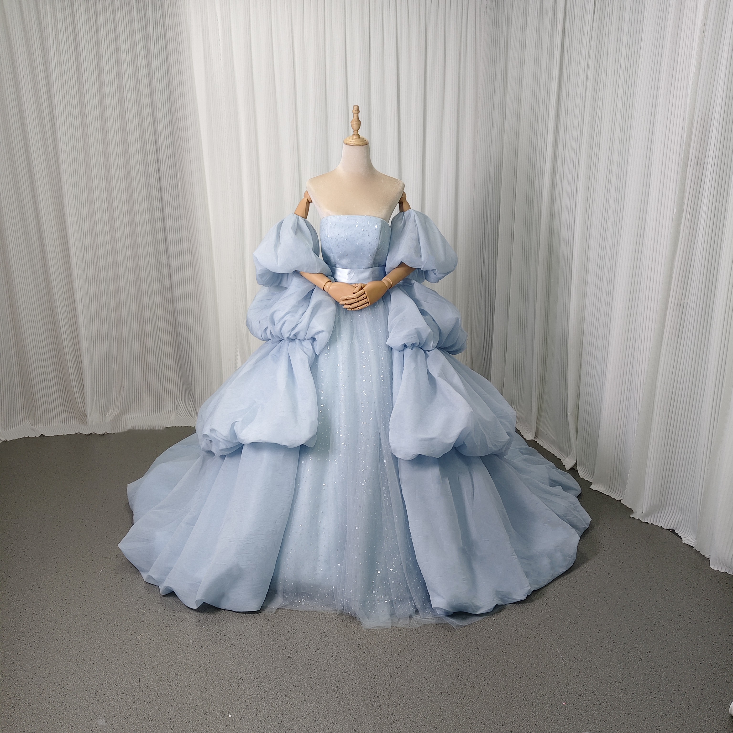 カラードレス 爽やかで優しいブルー パフスリーブ キラキラグリッターチュール 華やかなトレーン レイヤードドレス 結婚式