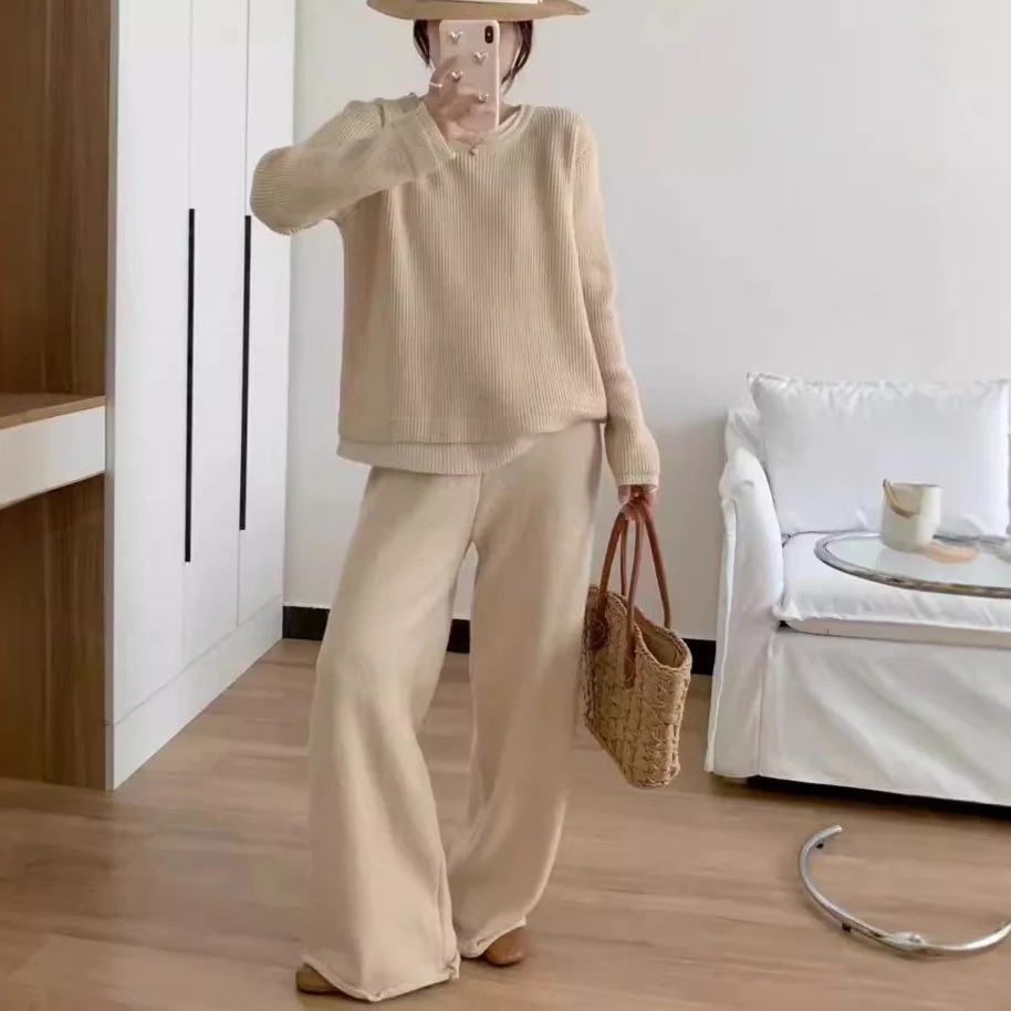 パンツロングパンツ怠惰な雰囲気のカジュアルな偽のセーター2枚セット女性秋冬の新しいデザイン感の外にはワイドパンツ2枚セットを着ています
