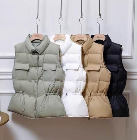 アウター トップス ベスト ジャケット ダウンベスト チョッキ スタンドカラー ダブルブレスト ホワイトダックダウン ウエストシャーリング ショート丈 袖なし ノースリーブ 薄手 前開き ボタン かわ