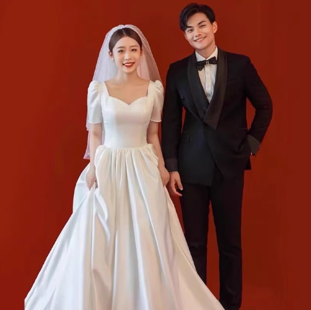 ドレス 衣装 ウエディングドレス 披露宴ドレス ロング丈 半袖 スクエアネック ボリューム袖 レースアップ バックシャン 背中開き セミフレア ステージドレス 発表会 かわいい 大人可愛い きれいめ