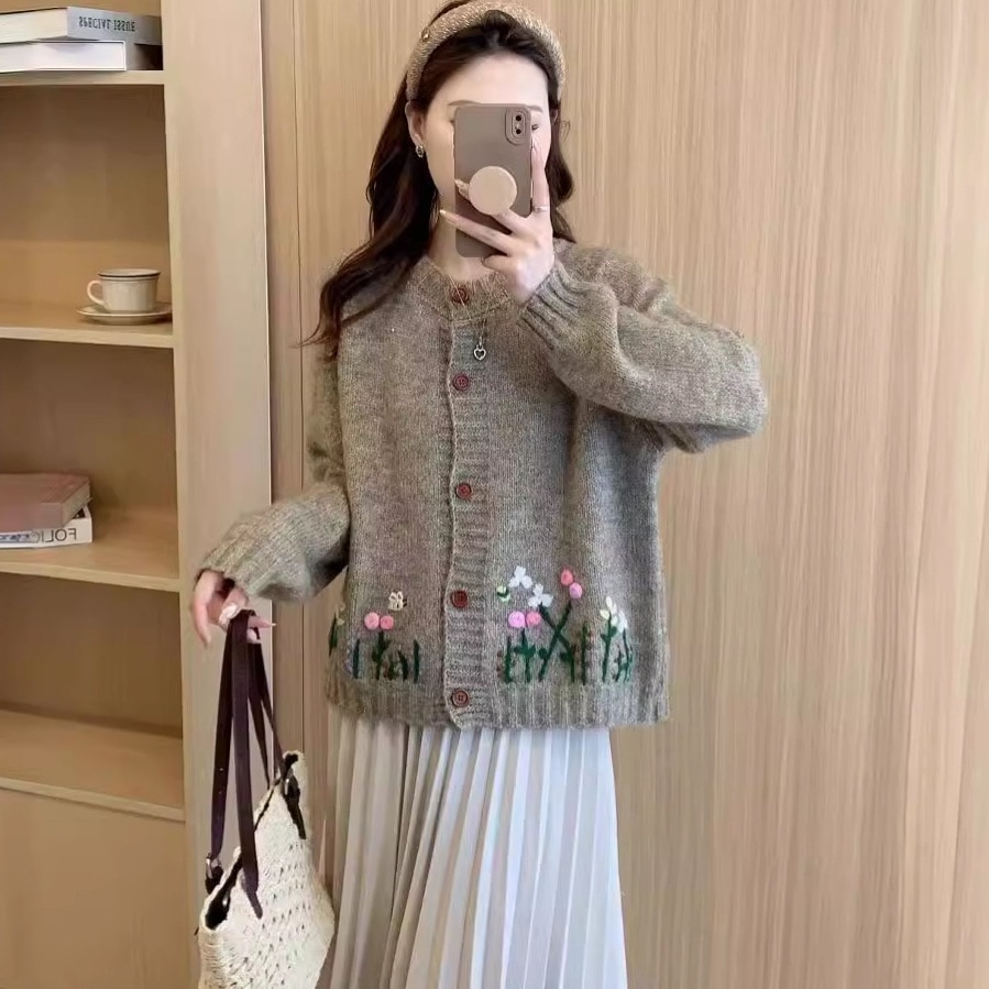 2024年新作ニットカーディガンデザイン刺繍小花怠惰なスタイルルーズソフトワクシーセーター秋冬婦人服
