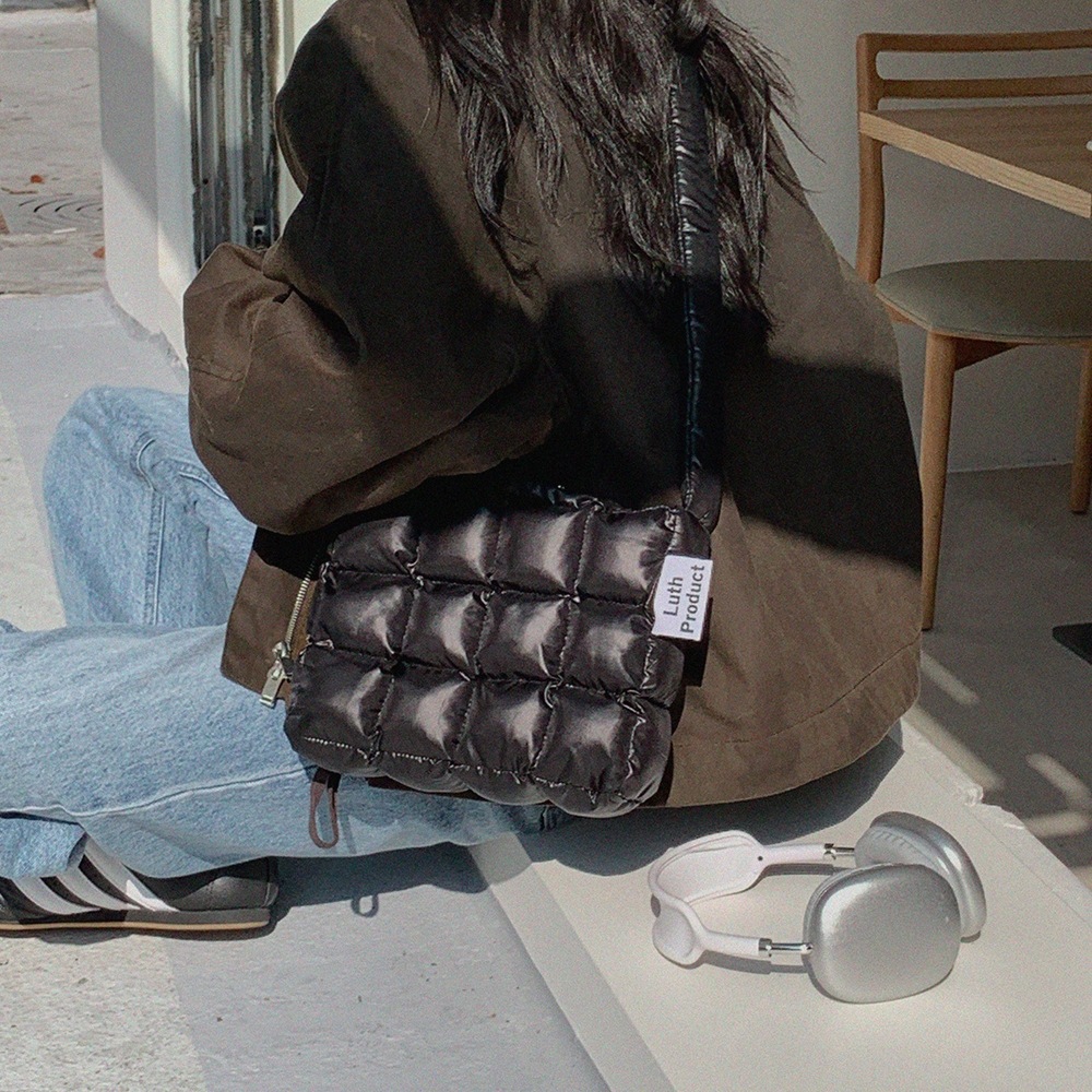 ルース・プロダクツ Chocolate Glazed Puffer Bag(ユ光)_BLACK M