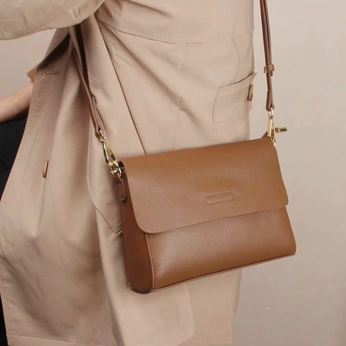 大容量 カバン かばん シンプル おしゃれ かわいい レザーバッグ 肩掛け 斜めがけ メッセージバッグ スクエア型 レディース 本革