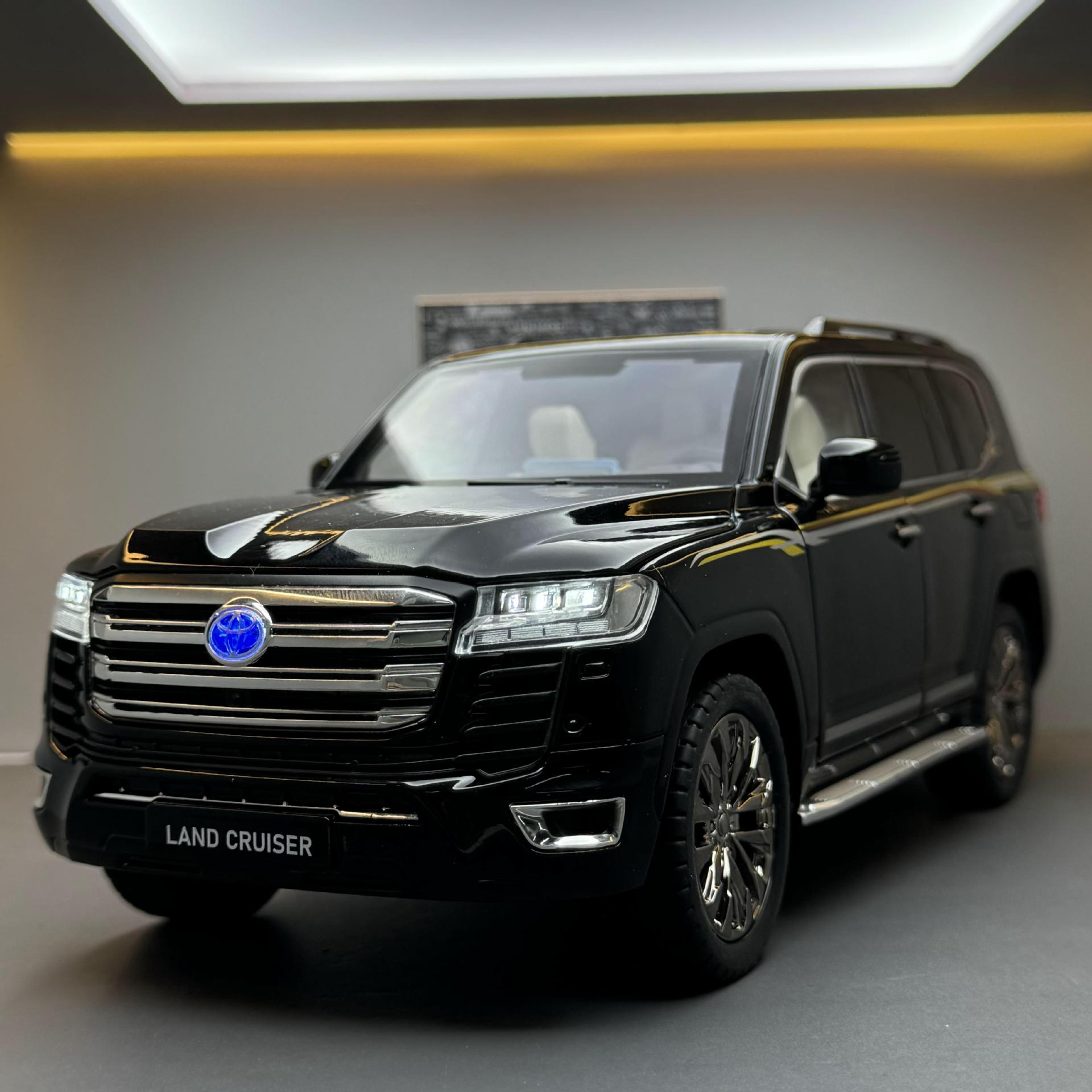 合金車模型 1:18 トヨタランドクルーザー LC300 オフロードカー 音響付き LED ライト＆リコイル機能おもちゃ車 サウンド模型