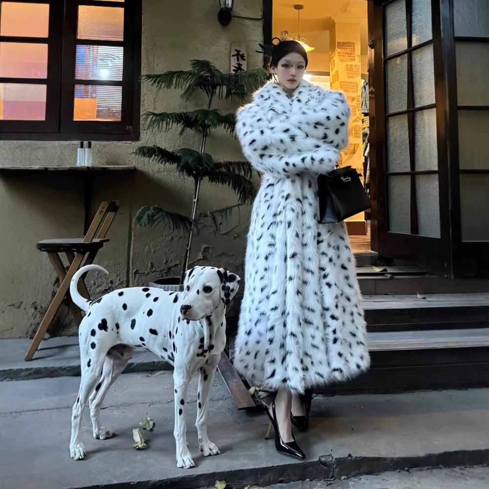黒と白のヒョウ柄のエコファーコート女性用 2024 冬新作白斑点フォックスファーワンピースコート