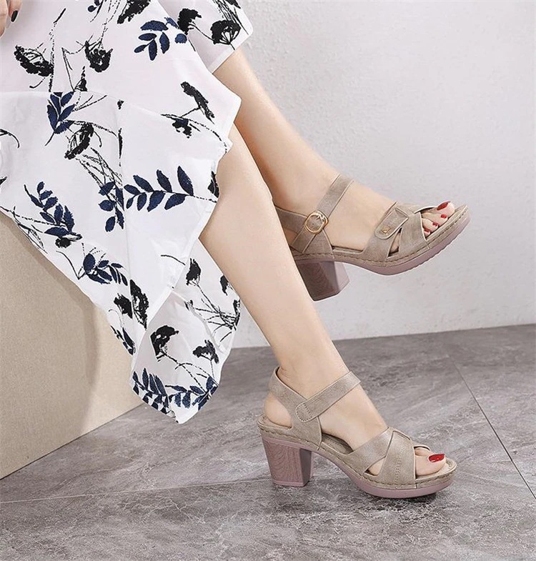 早い者勝ち 金属ボタン 快適 オープントゥ 疲れにくい カジュアル 夏 太いヒール 大きいサイズ サンダル ミュール 履きやすい トレンド