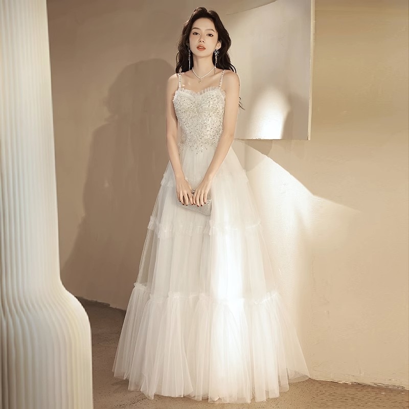 ホワイトサスペンダードレスハイエンドセンセーションセンセーションスパンテーションエンゲージメントプリンセスドレスバースデーパーティーホストパフォーマンスドレス卒業スプリング