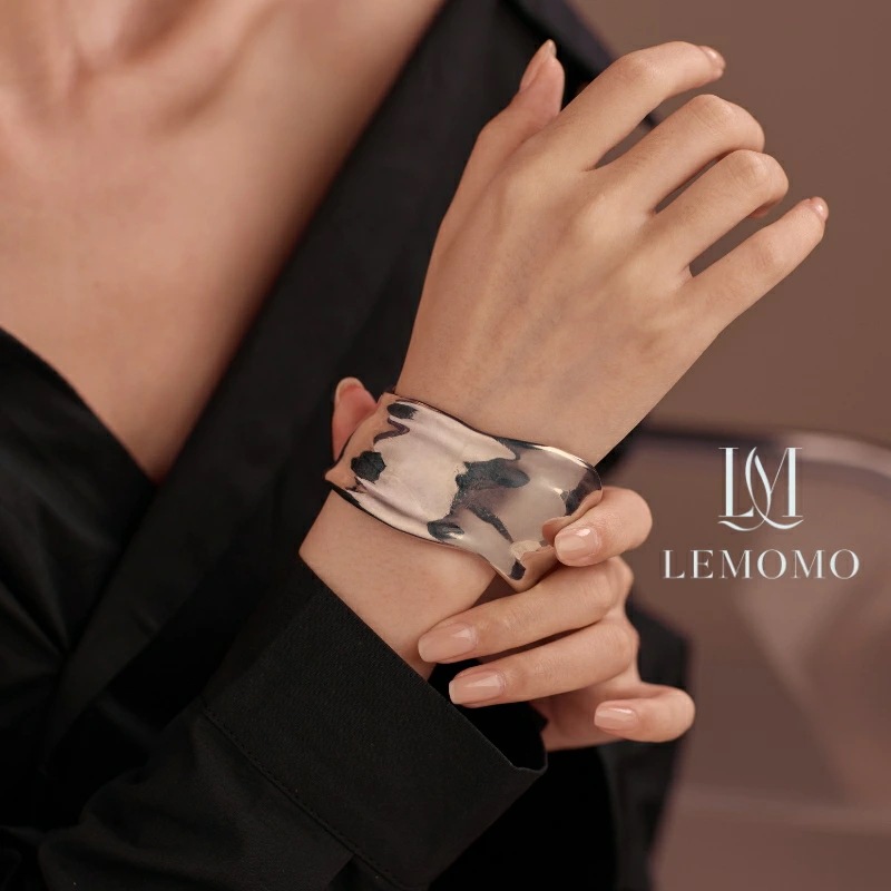 バングル 幅太 ウェーブ 金属アレルギー ニッケルフリー おしゃれ レディース インスタ 韓国 人気 トレンド 大人