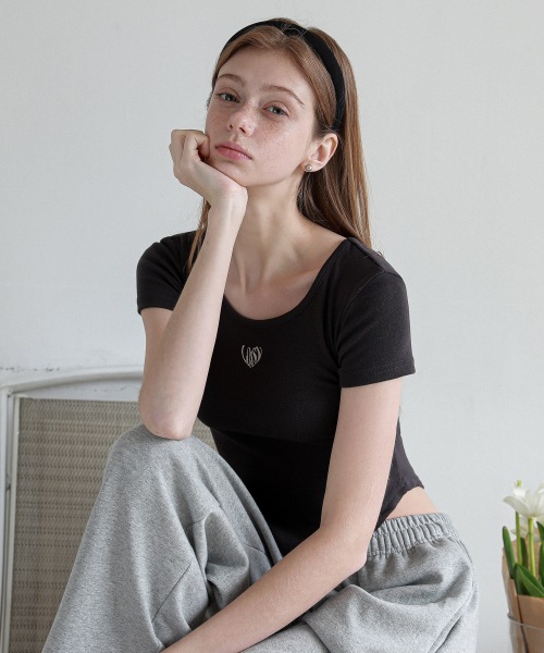 LOSSYROW フィットUネックショートスリーブチャコール