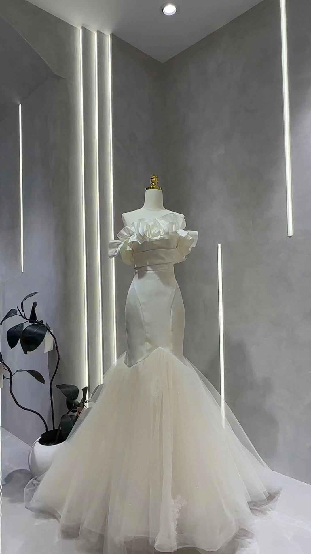 ウエディングドレス オフホワイト オフショルダー 編み上げ マーメイドライン 結婚式/披露宴 憧れのドレス