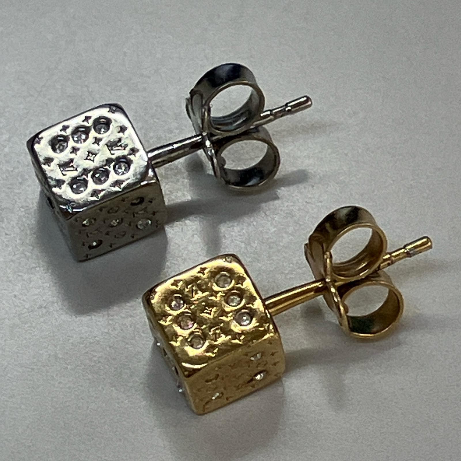 ラッキーグラム サイコロキューブ モノグラム ピアス【中古】 レディース