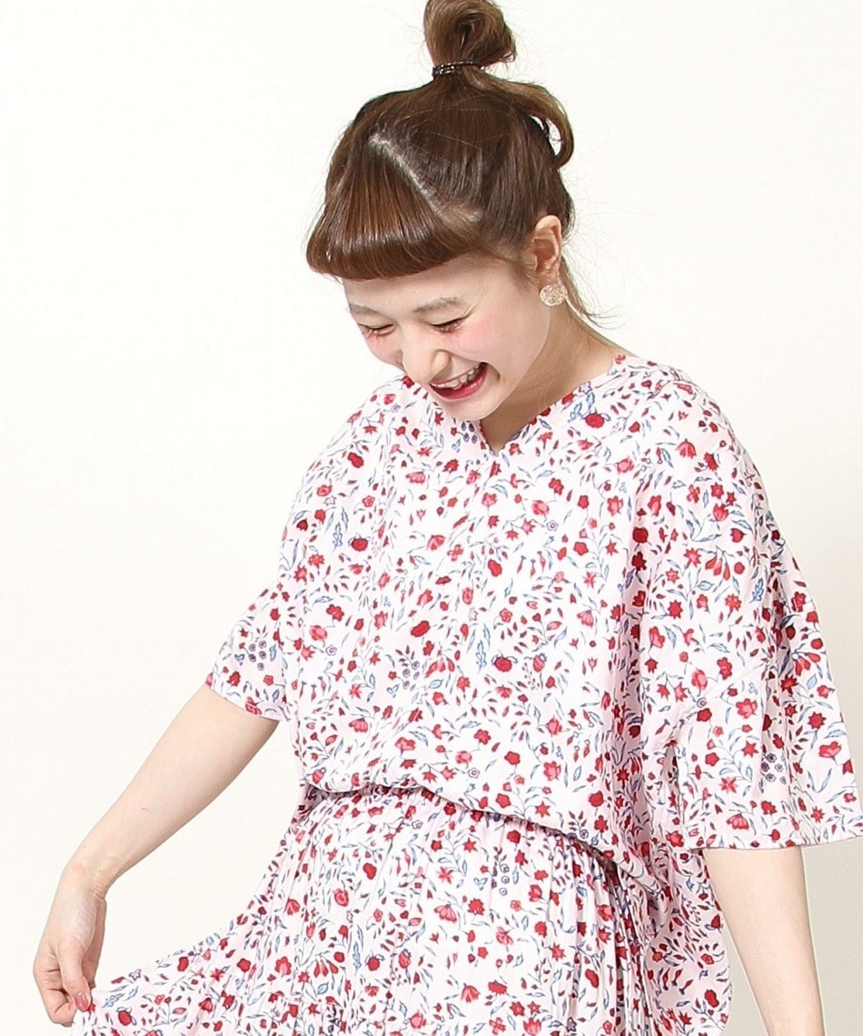 2484．花柄Vネックブラウス（レッド）2019　春夏　通学　通勤　デート　普段使い　カジュアル　大人可愛い　カフェ　女子会 100,000円