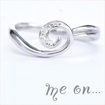 me on... ミステリアスな女性が隠し持つ 清廉と純粋さ Comes round Desire K10ホワイトゴールドアールライン天然ダイヤモンドリング 発送目安：２３週間
