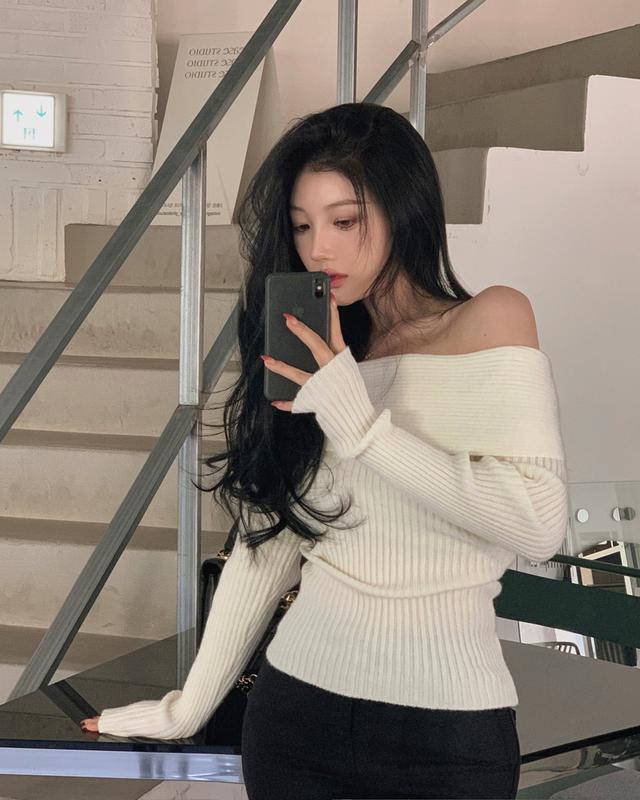 オフショルダーリブニット