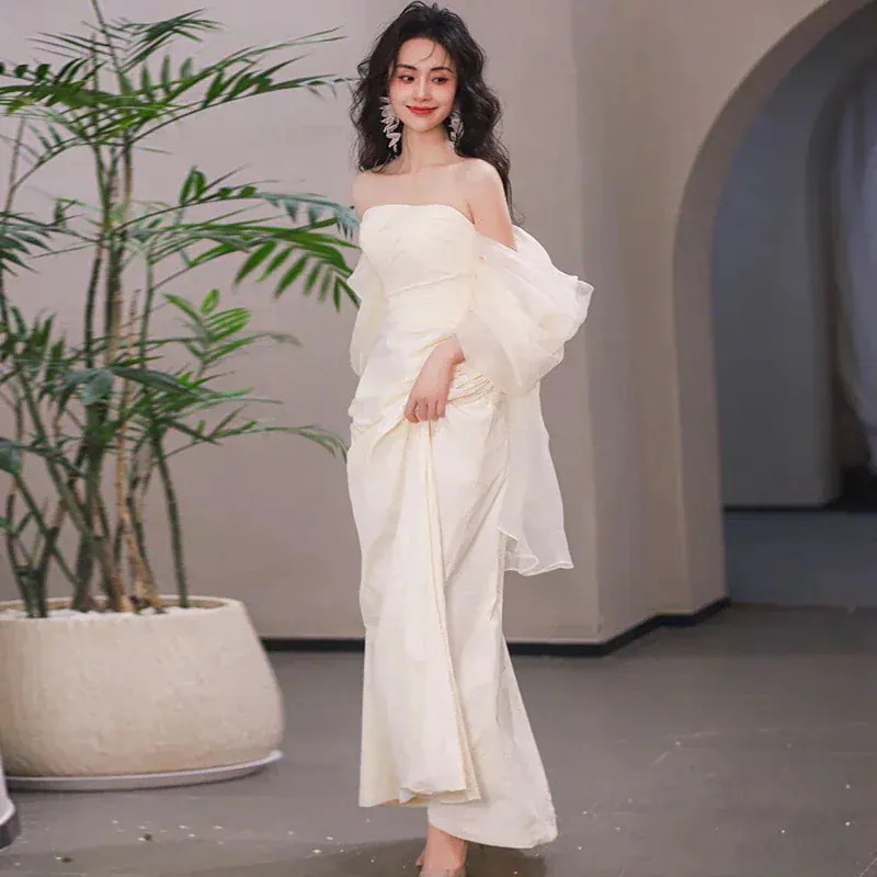 韓国 流行り ワンピース ドレス ストラップレスの軽やかなウェディングドレスシンプルでロング丈のサテン製フォーマルドレス
