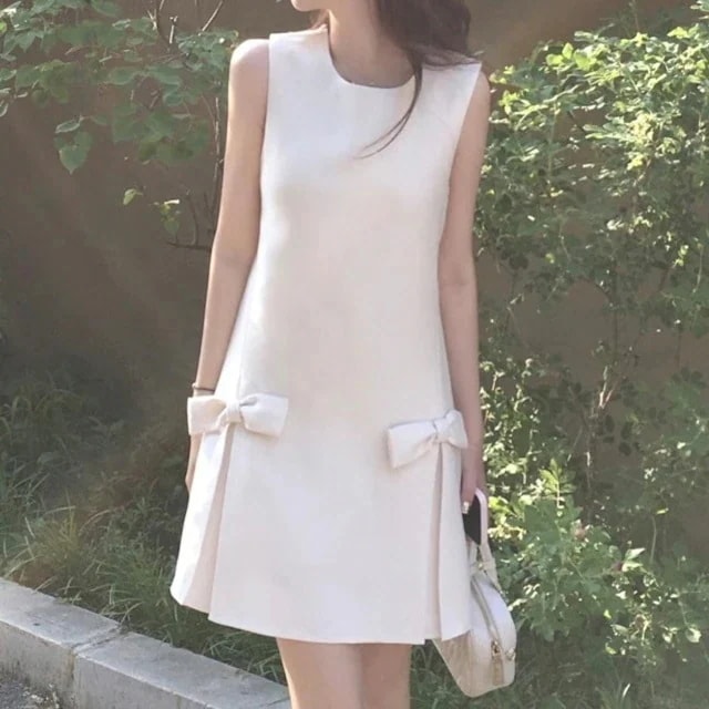 きれいめ 白 お出かけ Aライン おしゃれ 夏 ラウンドネック キュート 2025 韓国ワンピース レディース ノースリーブ 細見え ミニ丈 ゆったりリボン 韓国ファッション かわいい 夏 ドレス