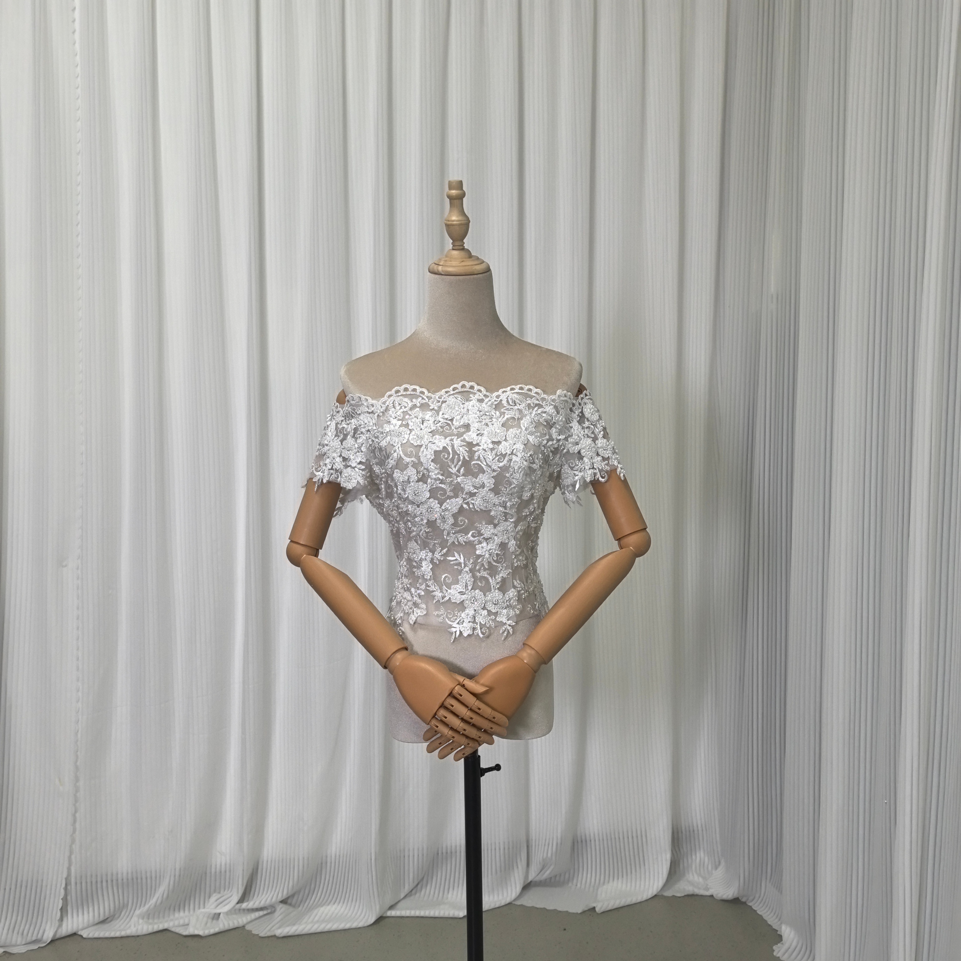 ボレロ オフショルダー 短袖 くるみボタン キラキラ光る刺繍 披露宴/結婚式