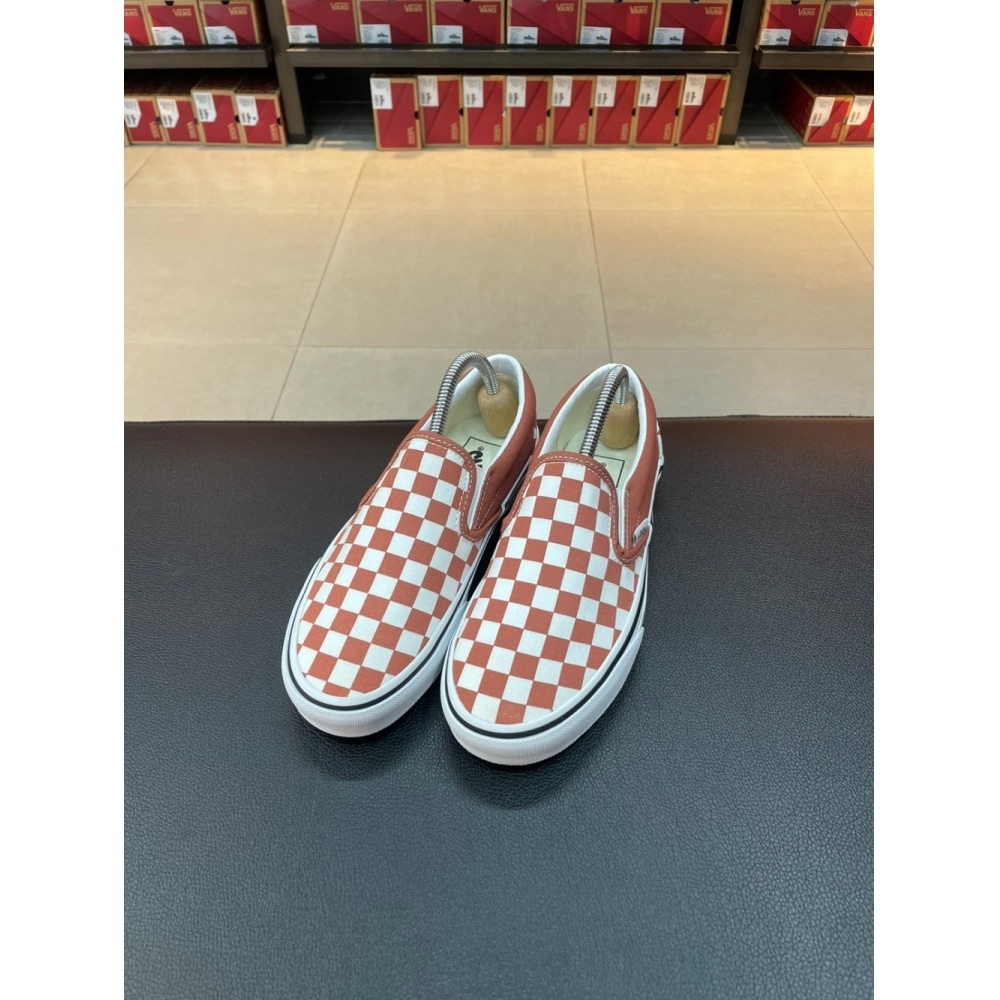 Vans (ユニセックス) クラシックスリッポンスニーカー (カラーセオリーチェッカーボードオーバーン) (VN000D03C9J)