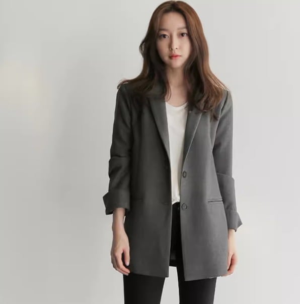 アウター ジャケット 長袖 ピークドラペル デザイン ボタン 美ライン ニュアンス カラバリ スタイルアップ ドラマチック モノトーン かわいい 大人可愛い きれいめ シンプル カジュアル 大人 上品