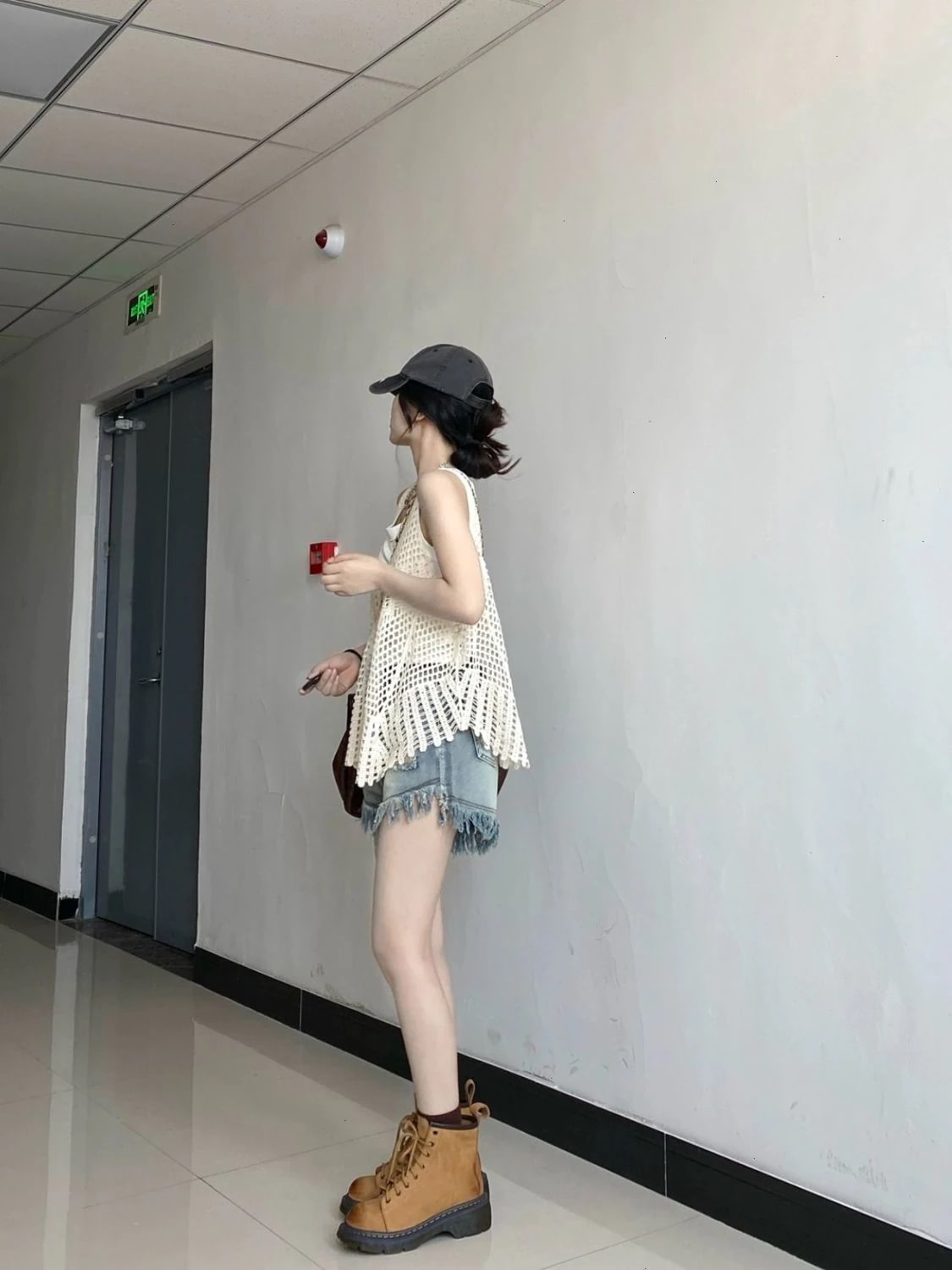 レディースハイウエストショートパンツ夏に トレンディなストリートスタイルユニークなデザインほつれたエッジ破れたジーンズワイドレッグホットパンツ