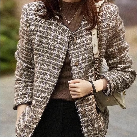 レディース ジャケット 長袖 Vネック 襟なし スリム Iライン ふわふわ ポケット 前開き 厚手 大人可愛い きれいめ 上品 おしゃれ かっこいい レトロ エキゾチック こなれ感 マニッシュ 個性的