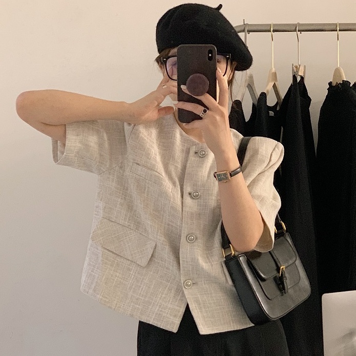 アウター ジャケット ノーカラージャケット ラウンドネック 前開き ボタン ポケット ショート丈 かわいい 大人可愛い きれいめ シンプル 上品 おしゃれ かっこいい カジュアル こなれ感 個性的