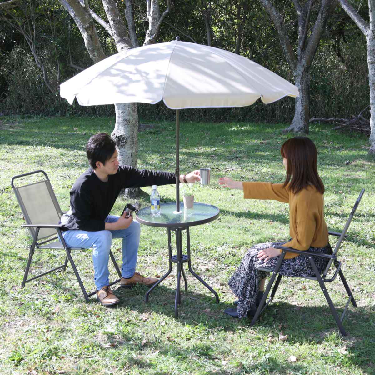 ガーデンテーブル チェアセット パラソル 4点セット ガーデン テーブル チェア セット 2人 パラソル付き ガラス天板 ガラス パラソルホール 日よけ 折りたたみ コンパクト