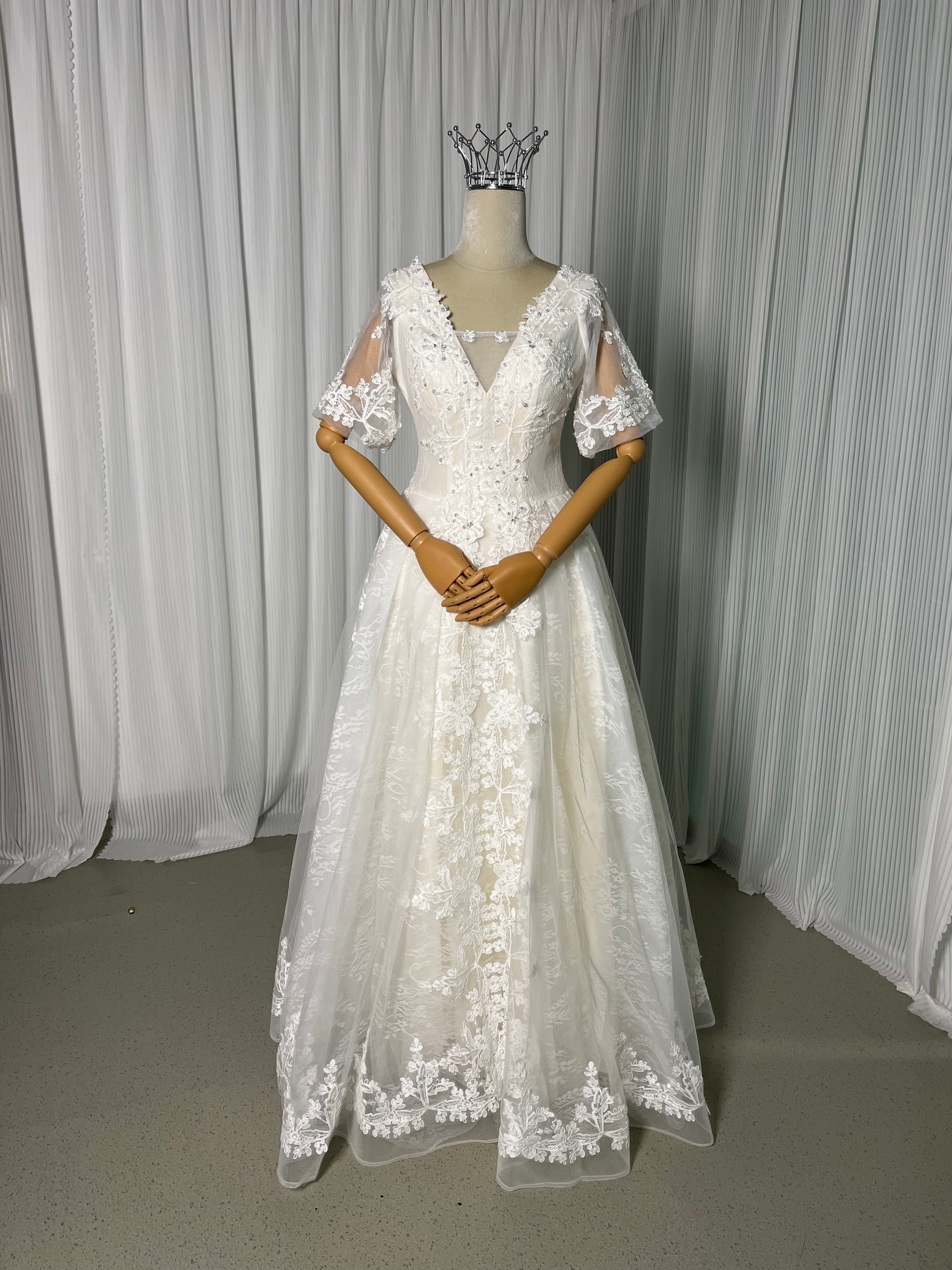 ウェディングドレス Vネック ロング キラキラ光る刺繍 編み上げ 可愛い 結婚式 前撮り