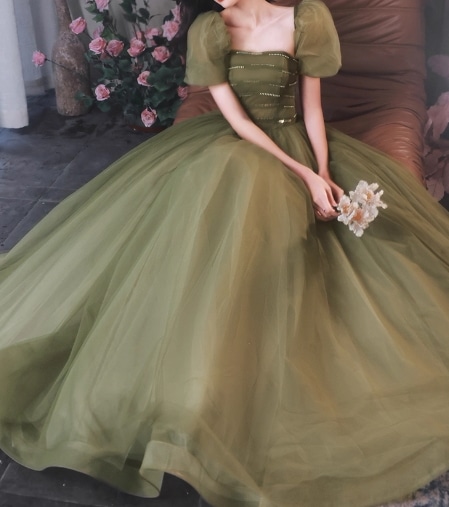 カラードレス グリーン キラキラスパンコール パフスリーブ ロング 揺らめく裾 披露宴