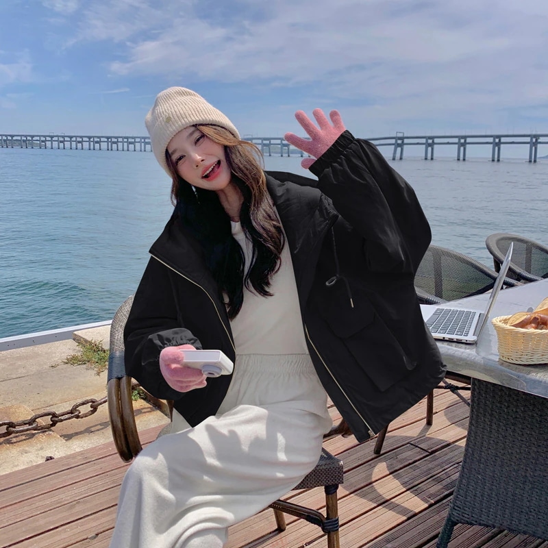 ミルクイエローの作業服の綿のジャケット2024新しいファッションの韓国語バージョンはパッド入りのフード付きの小さな人々の綿のジャケットを厚め
