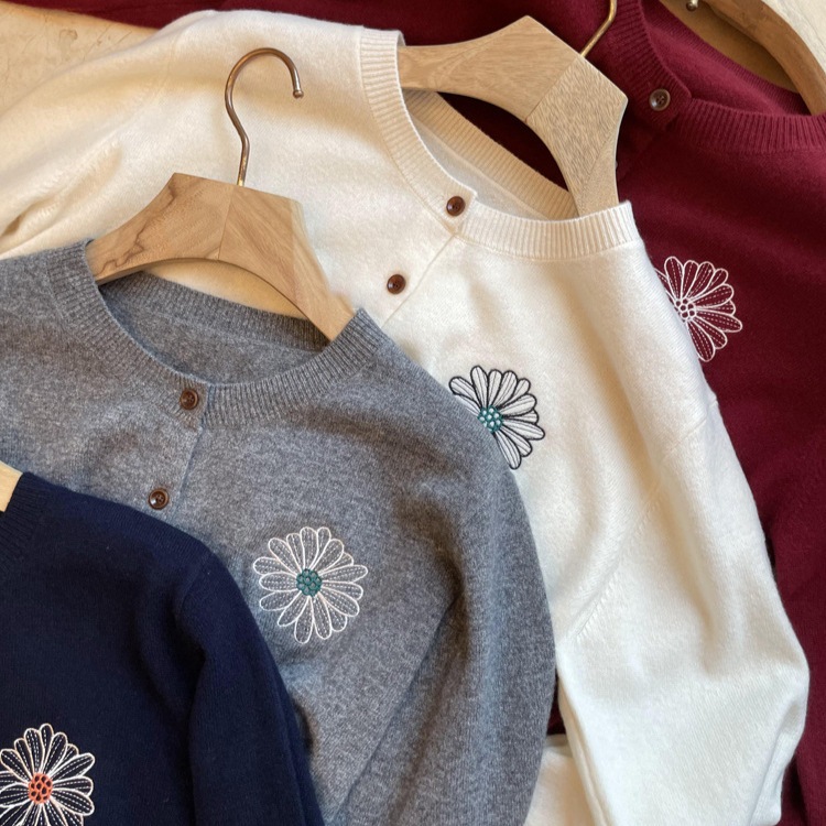 クリアランスチャネルグッズテクスチャはとても良いです！2024年初秋に刺繍された丸い首のニットウールカーディガン