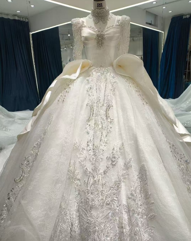 ウエディングドレス オフホワイト ロングスリーブ ビジュー 豪華！ エレガント 華やかなトレーン 結婚式