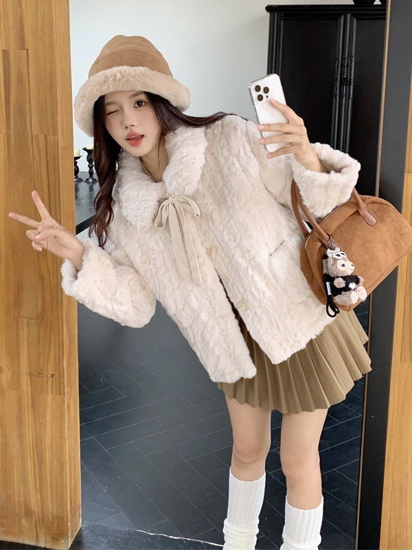 スウィートカレッジスタイルのレースアップラムウールはショートジャケットの女性の秋と冬の小さな暖かいイミテーションファートップスを厚化粧