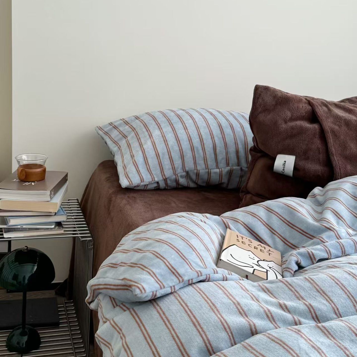 韓国風のミニマリストなハーマンストライプ柄ミルクフリースの秋冬用寝具4点セット保温性と暖かさを兼ね備えた羽毛布団カバーシーツ3点の寝具セットです