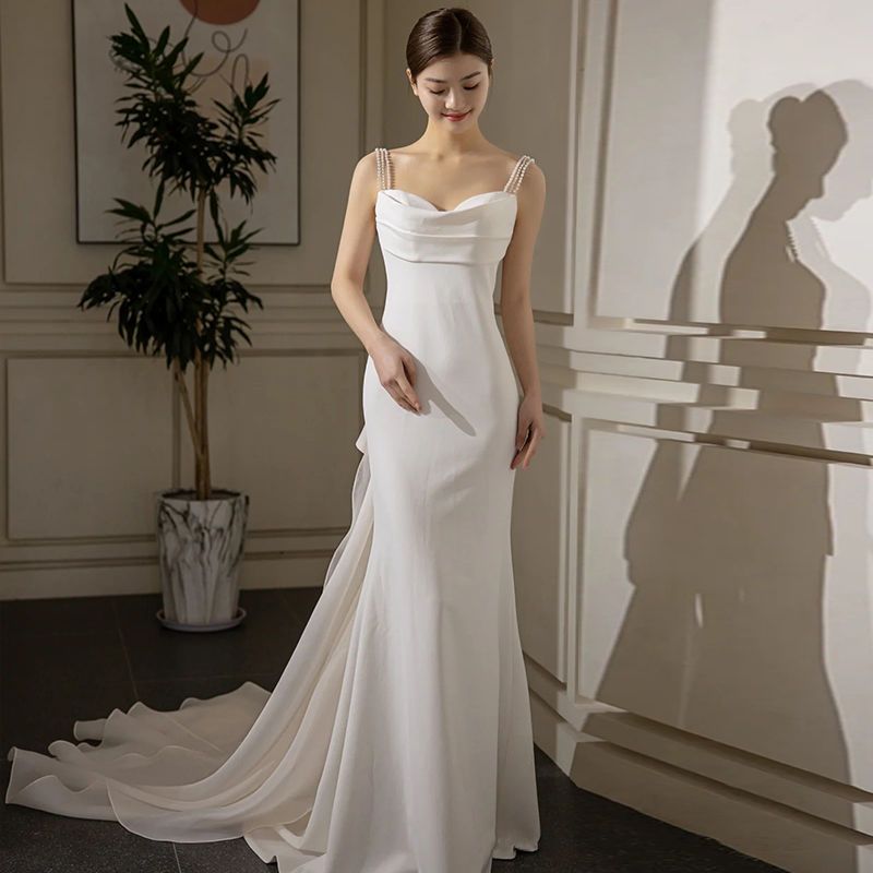 軽いウェディングドレスサスペンダーシンプルな気質スリムテールウェルカムドレス2025ブライダルトレーリングベール